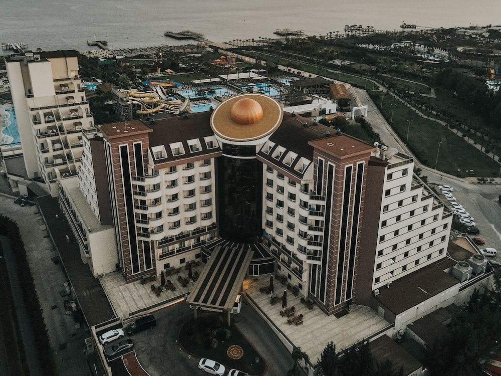 Saturn Palace Resort - All Inclusive — Hotel building in Lara