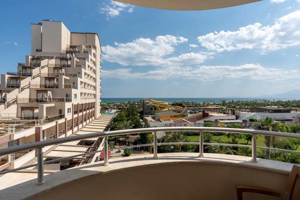 Saturn Palace Resort - All Inclusive — Hotel building in Lara