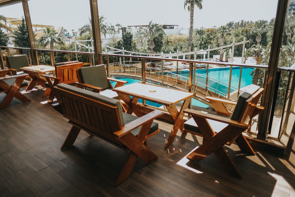 Saturn Palace Resort - All Inclusive — Swimming pool in Lara