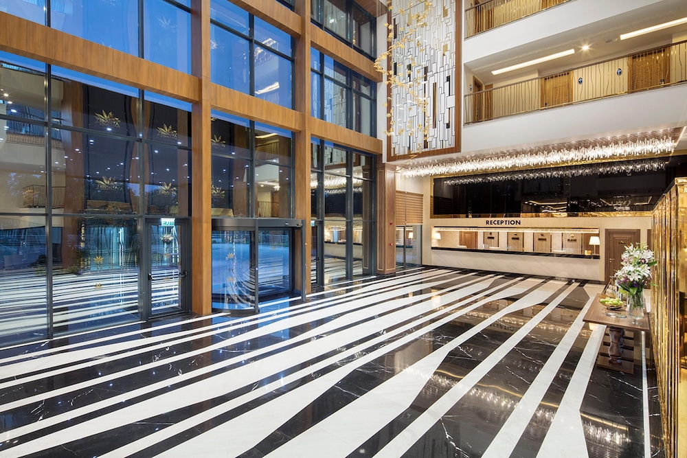 Aydinbey Queen's Palace & Spa - Ultra All Inclusive — Hotel building in Belek