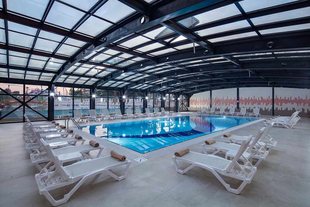 Aydinbey Queen's Palace & Spa - Ultra All Inclusive — Swimming pool in Belek