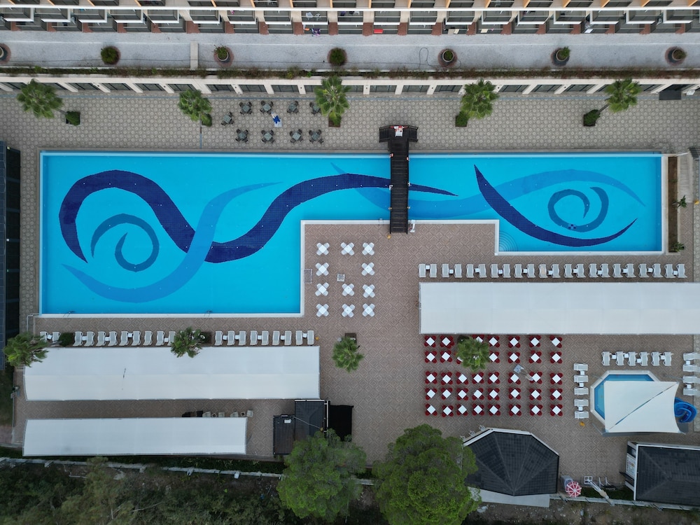 Aydinbey Queen's Palace & Spa - Ultra All Inclusive — Swimming pool in Belek