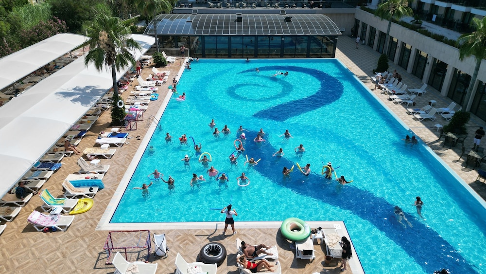 Aydinbey Queen's Palace & Spa - Ultra All Inclusive — Swimming pool in Belek