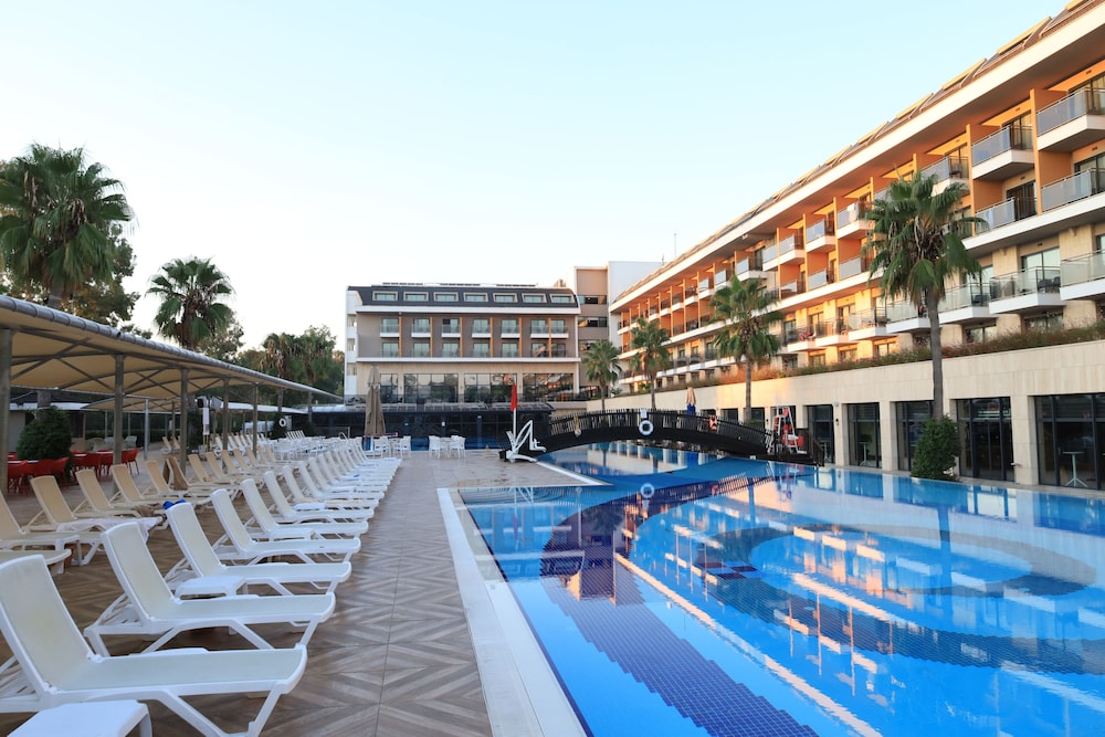 Aydinbey Queen's Palace & Spa - Ultra All Inclusive — Swimming pool in Belek