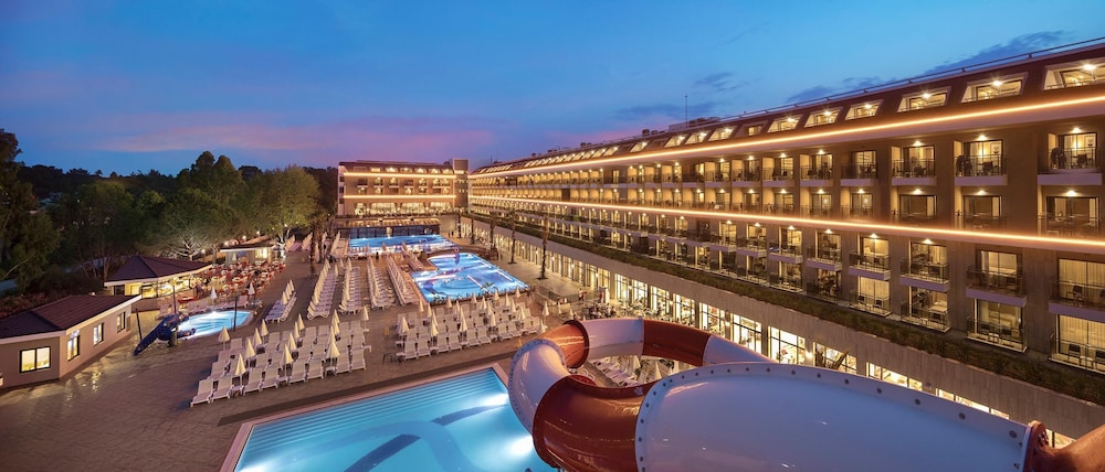 Aydinbey Queen's Palace & Spa - Ultra All Inclusive — Swimming pool in Belek