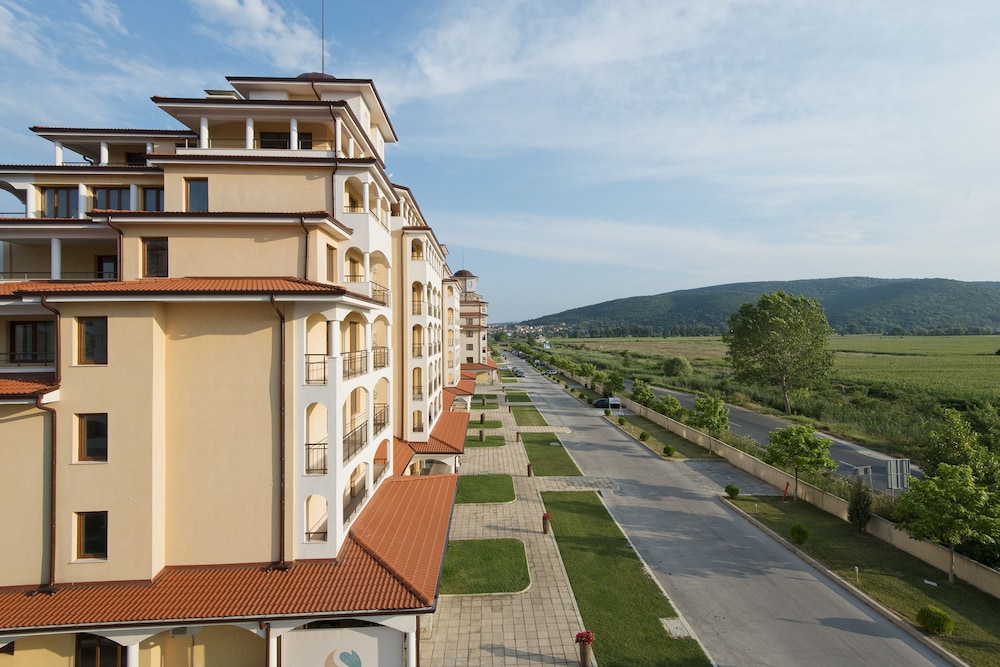 Sunrise All Suites Resort - All Inclusive — Hotel building in Obzor, Burgas Region