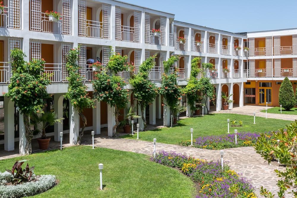 Nessebar Beach — Hotel building in Sunny Beach, Burgas Region