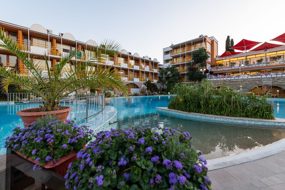 Nessebar Beach — Hotel building in Sunny Beach, Burgas Region