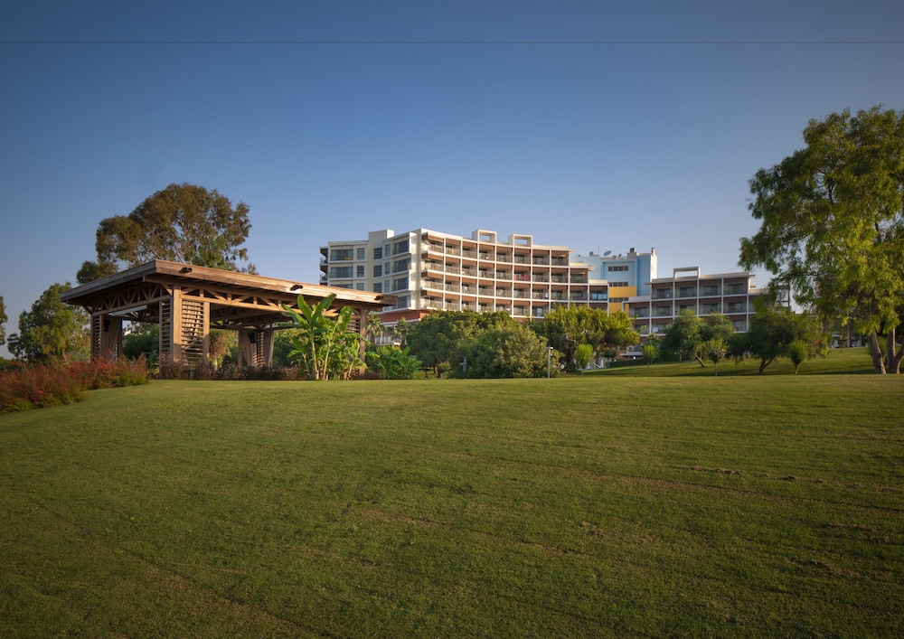 Akra Sorgun Tui Blue Sensatori - All Inclusive — Hotel building in Side