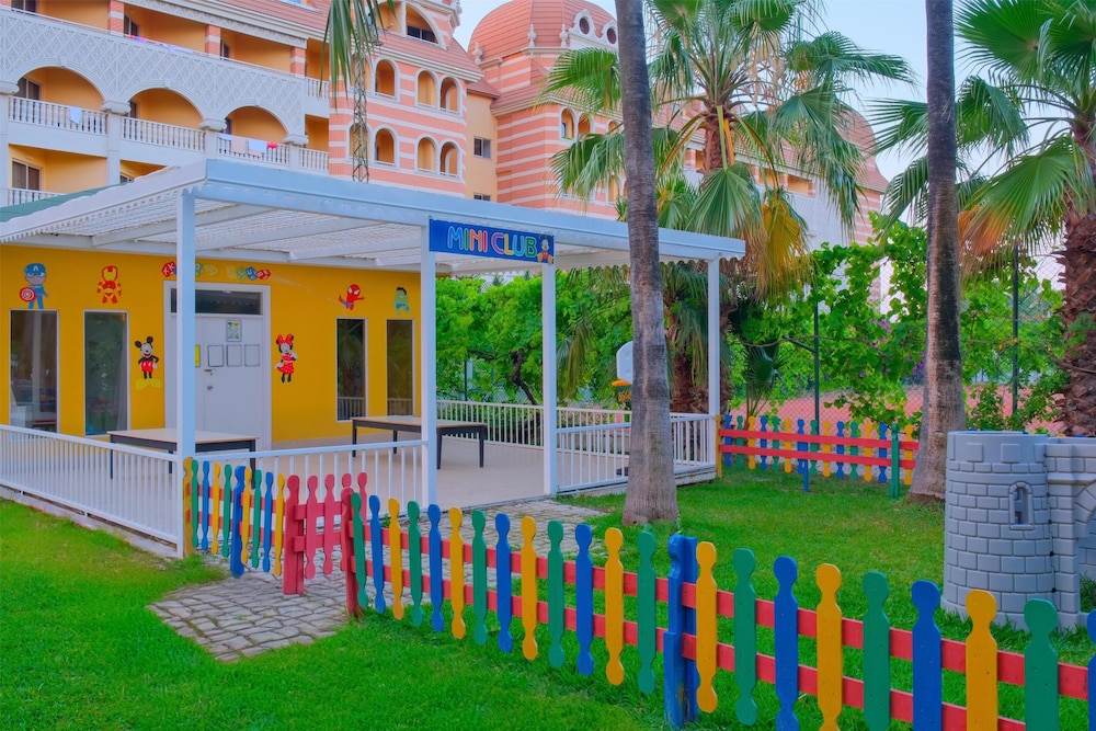 Sural Hotel - All Inclusive — Hotel building in Side