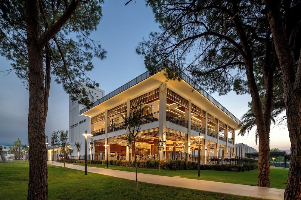 Swandor Hotels & Resorts - Kemer - All Inclusive — Hotel building in Kemer