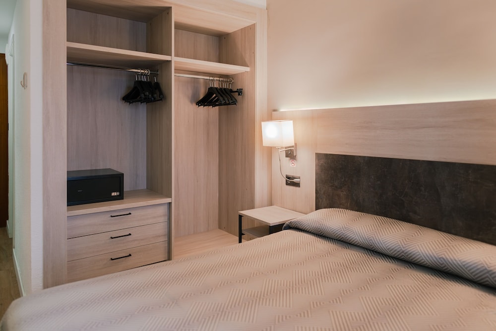 Port Fiesta Park Hotel — Hotel rooms in Benidorm, Valencian Community