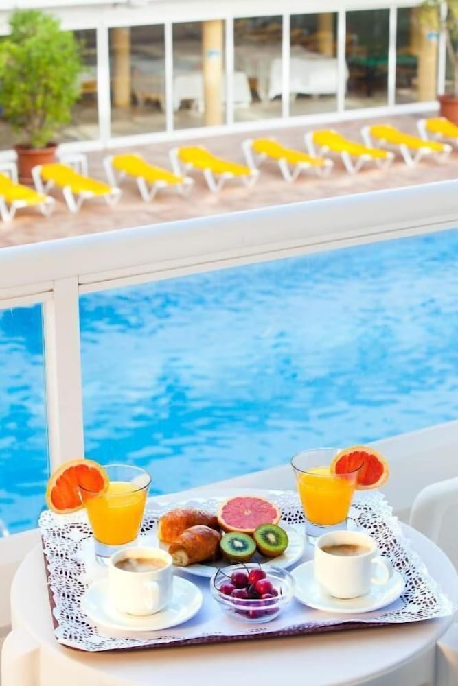 Port Fiesta Park Hotel — Swimming pool in Benidorm, Valencian Community