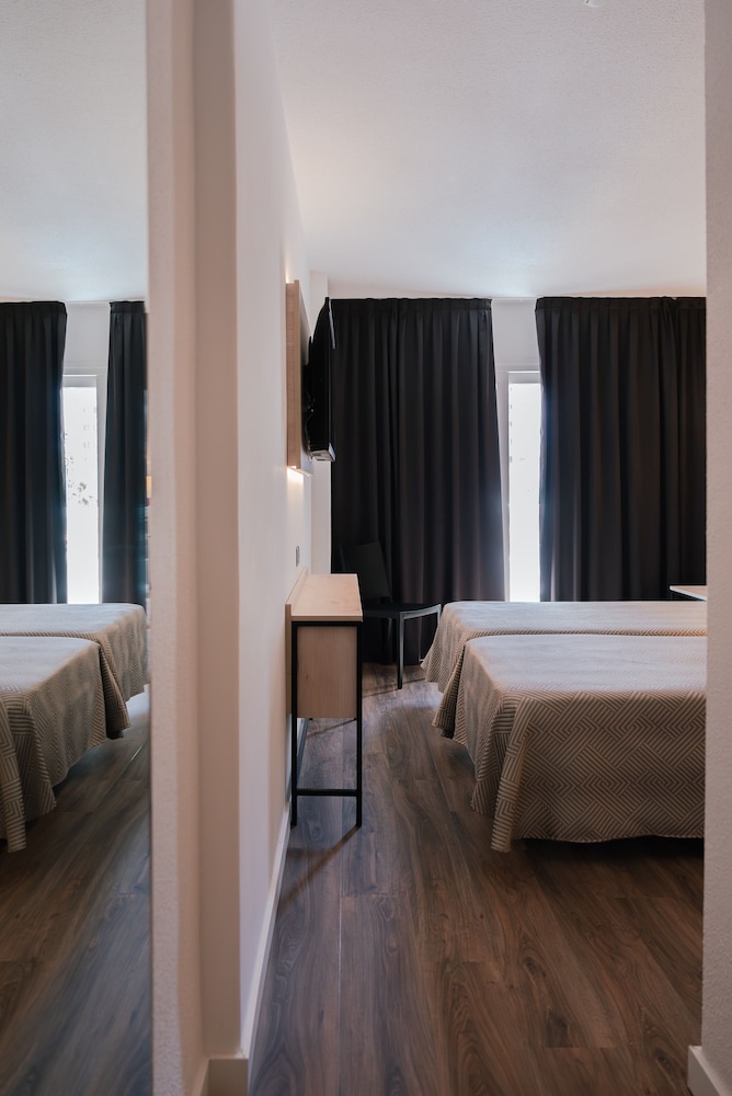 Port Fiesta Park Hotel — Hotel rooms in Benidorm, Valencian Community