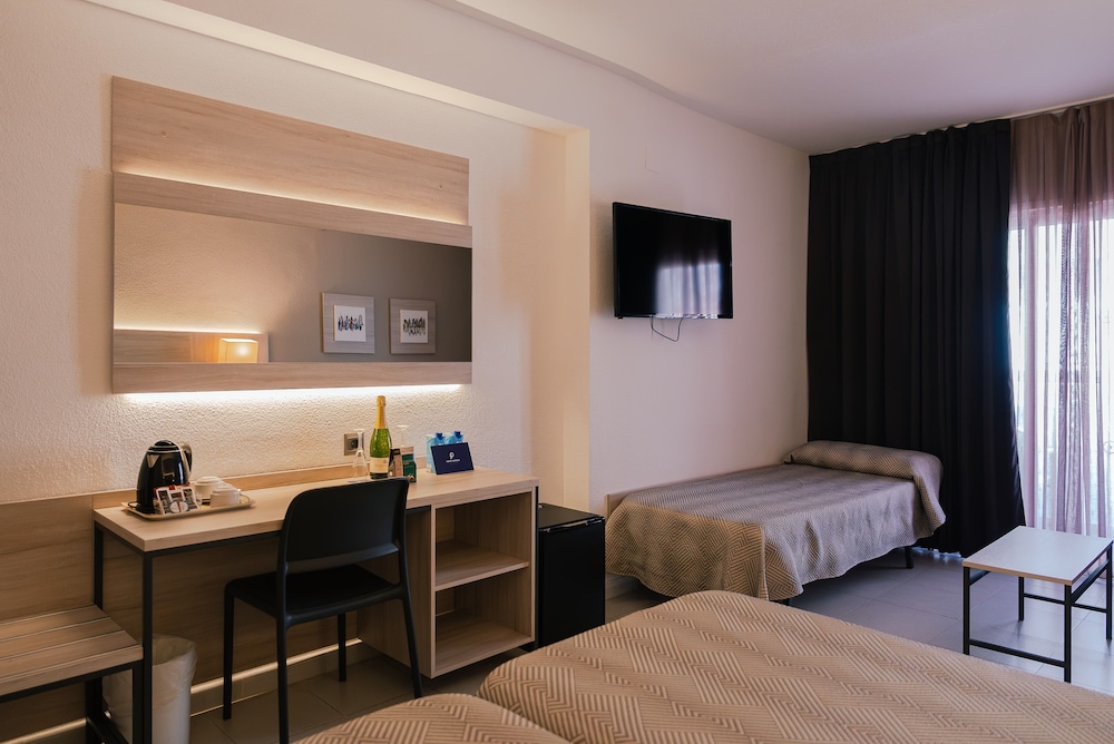 Port Fiesta Park Hotel — Hotel rooms in Benidorm, Valencian Community