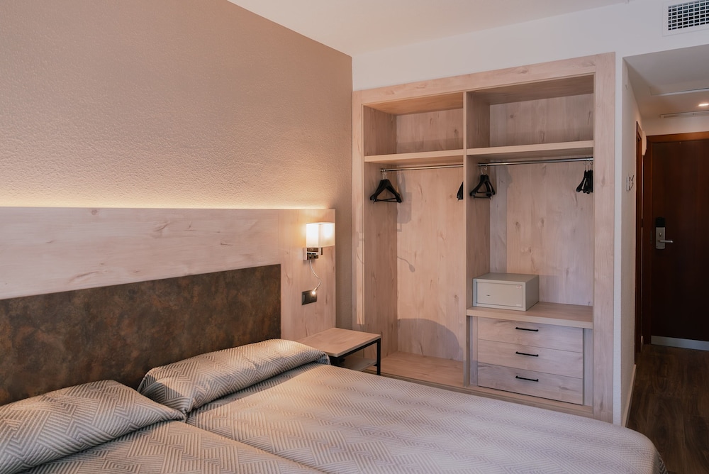 Port Fiesta Park Hotel — Hotel rooms in Benidorm, Valencian Community