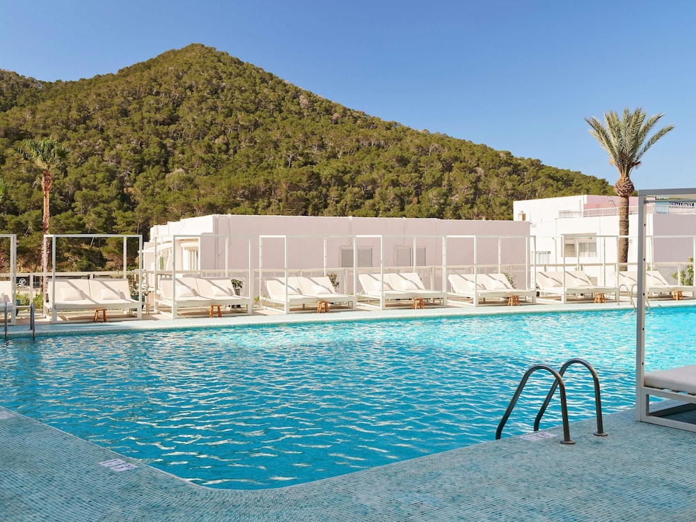 Hyde Ibiza — Swimming pool in Santa Eulalia, Balearic Islands