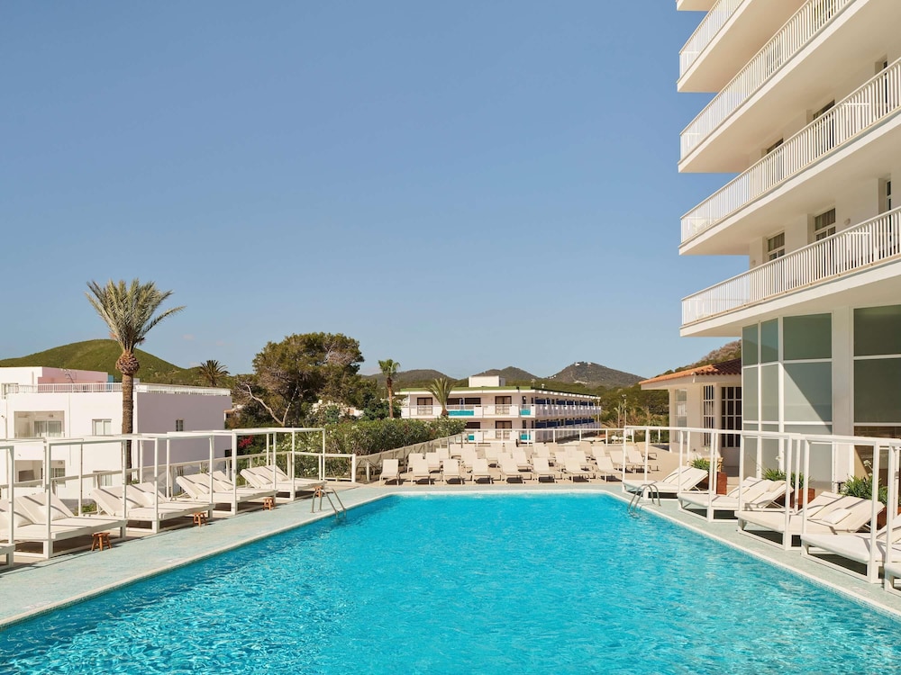 Hyde Ibiza — Swimming pool in Santa Eulalia, Balearic Islands
