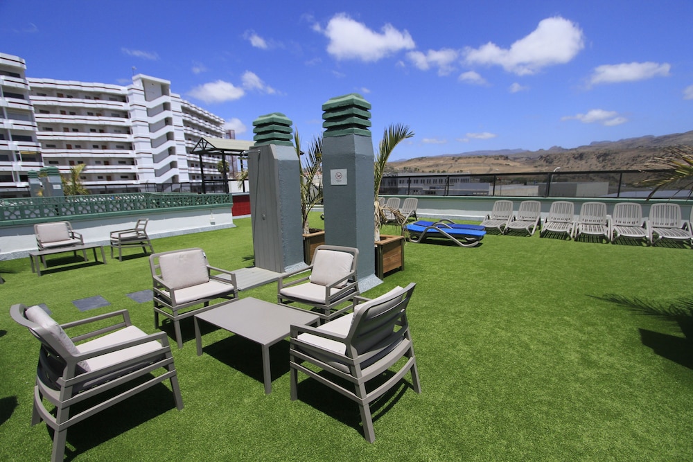 Hotel Green Field — Hotel building in Playa del Ingles, Canary Islands