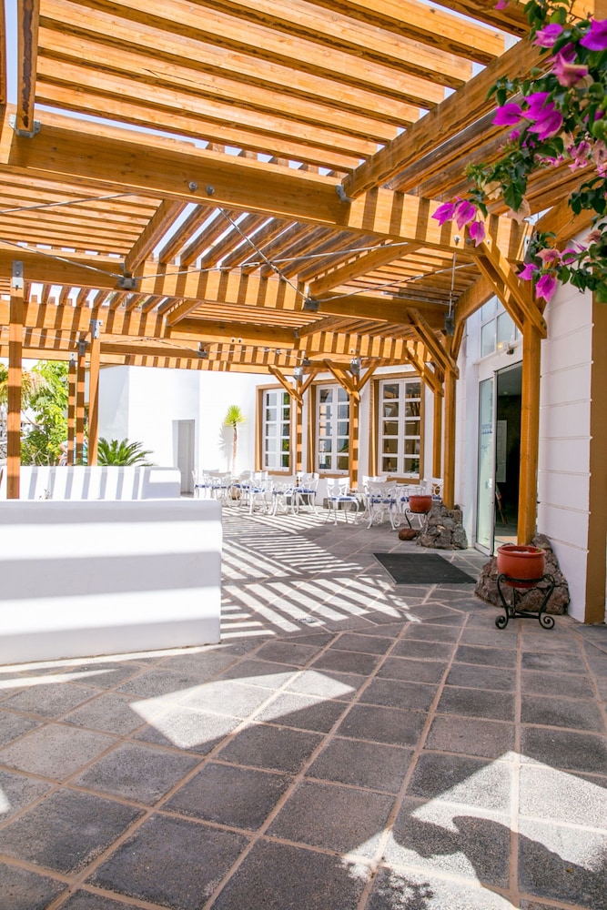 Apartamentos LIVVO Morromar — Restaurant & bars in Puerto del Carmen, Canary Islands