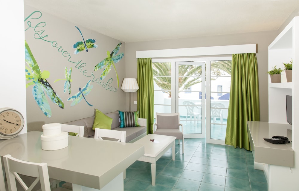 Apartamentos LIVVO Morromar — Hotel rooms in Puerto del Carmen, Canary Islands