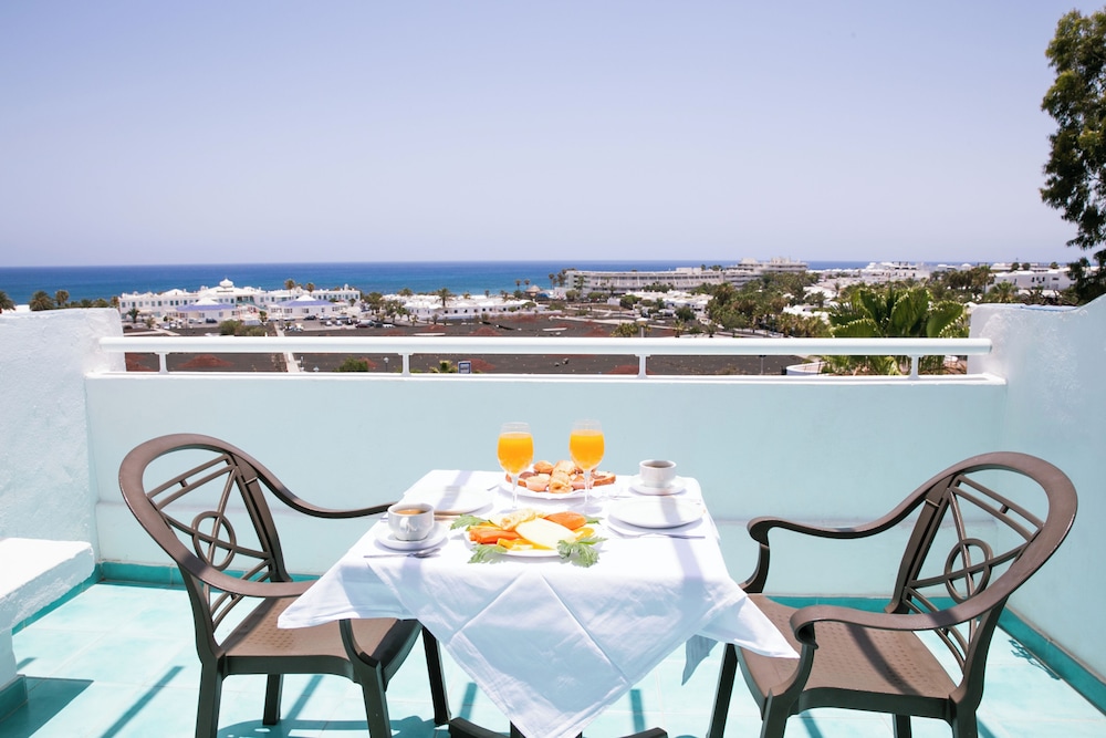 Apartamentos LIVVO Morromar — Hotel rooms in Puerto del Carmen, Canary Islands