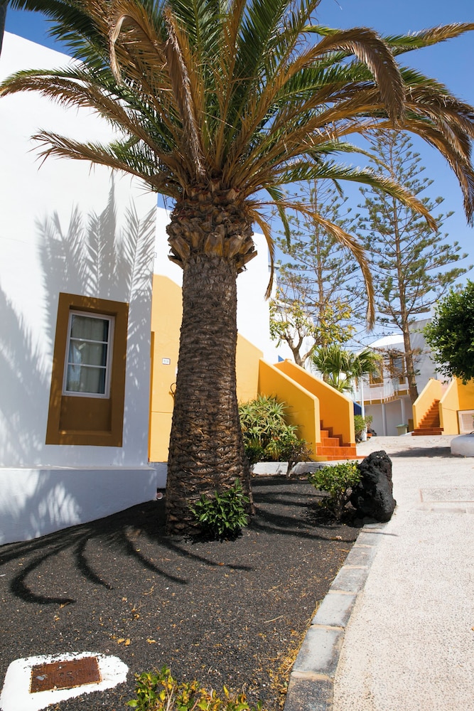 Apartamentos LIVVO Morromar — Hotel building in Puerto del Carmen, Canary Islands
