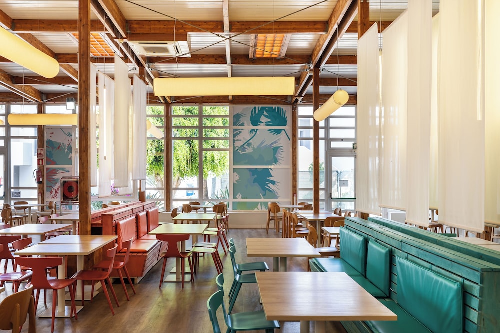Apartamentos LIVVO Morromar — Restaurant & bars in Puerto del Carmen, Canary Islands