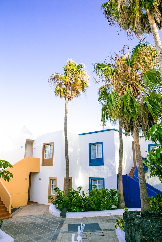 Apartamentos LIVVO Morromar — Hotel building in Puerto del Carmen, Canary Islands
