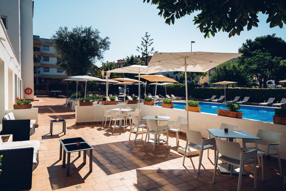 Hotel THB Dos Playas - Adults Only — Swimming pool in Cala Ratjada, Balearic Islands