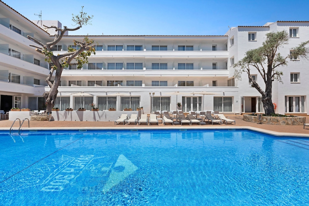 Hotel THB Dos Playas - Adults Only — Swimming pool in Cala Ratjada, Balearic Islands