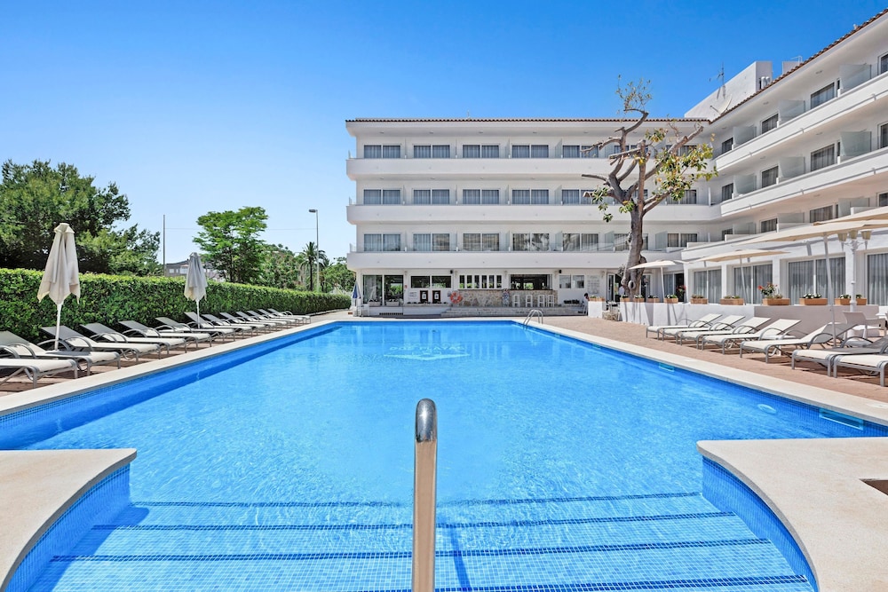 Hotel THB Dos Playas - Adults Only — Swimming pool in Cala Ratjada, Balearic Islands