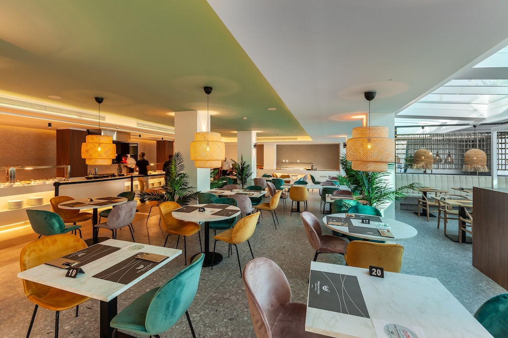 Kumara Serenoa by Lopesan Hotels — Hotel building in Maspalomas, Canary Islands