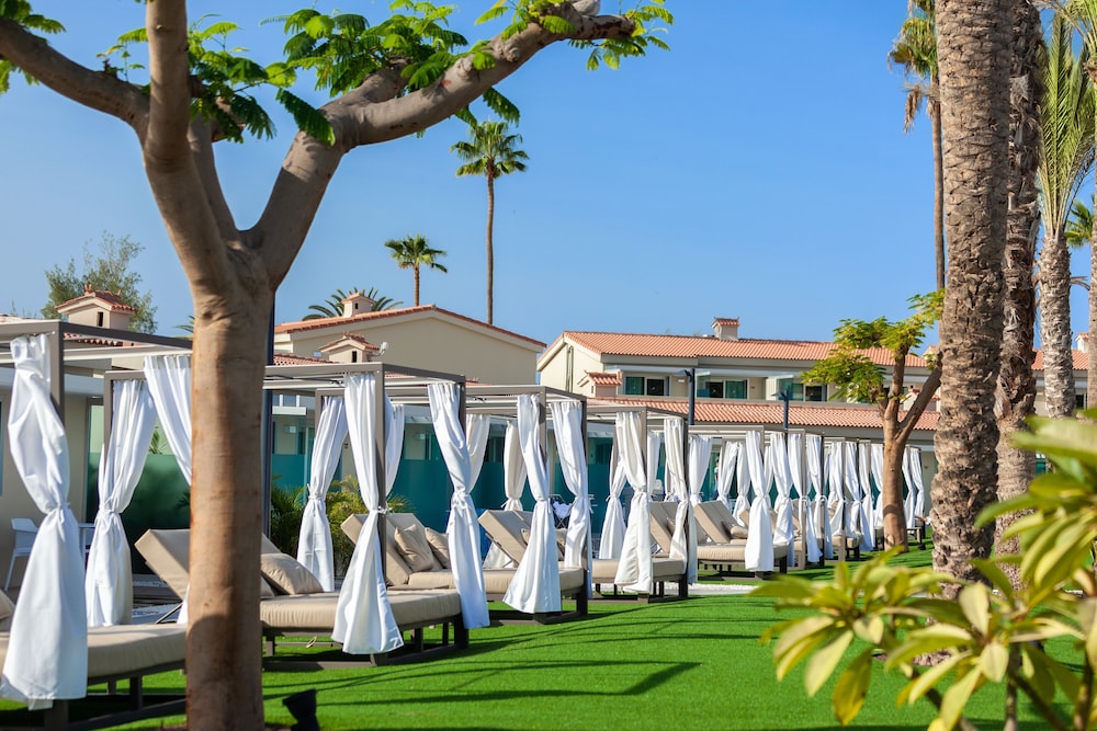Kumara Serenoa by Lopesan Hotels — Hotel building in Maspalomas, Canary Islands