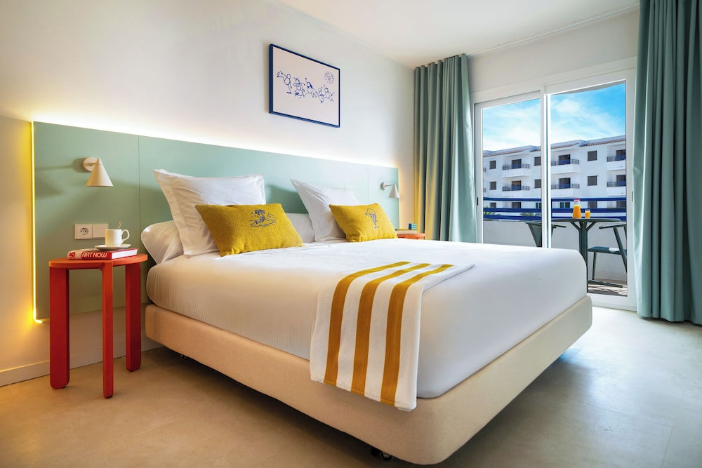 Coral Star Hotel & Apartments — Hotel rooms in San Antonio, Balearic Islands