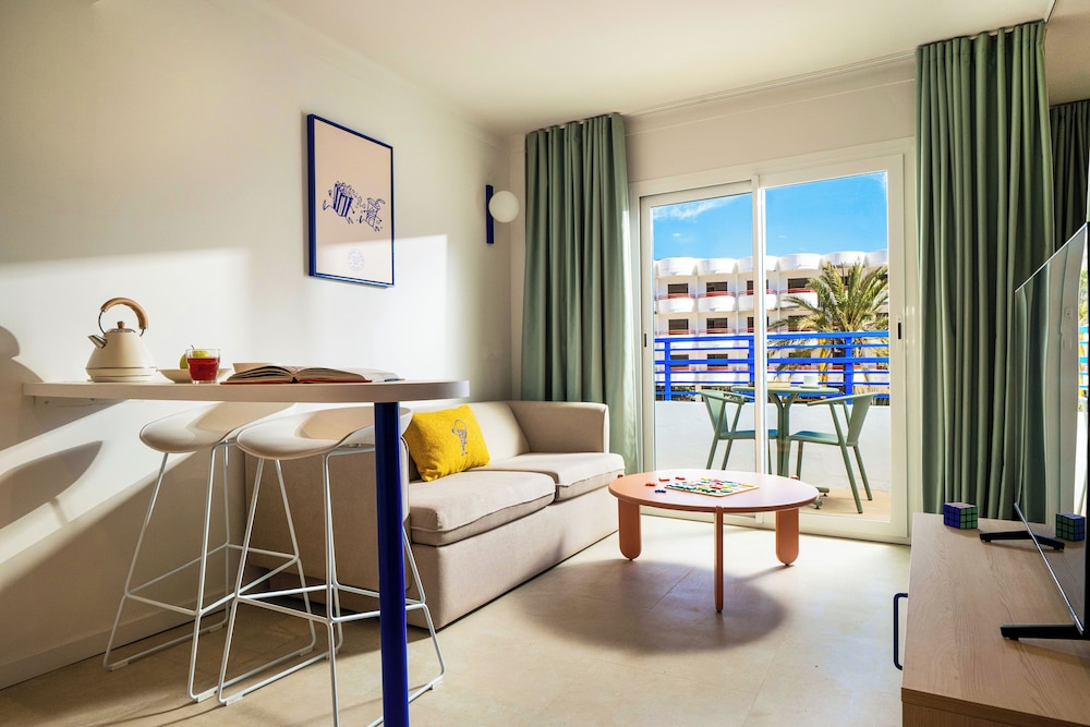 Coral Star Hotel & Apartments — Hotel rooms in San Antonio, Balearic Islands