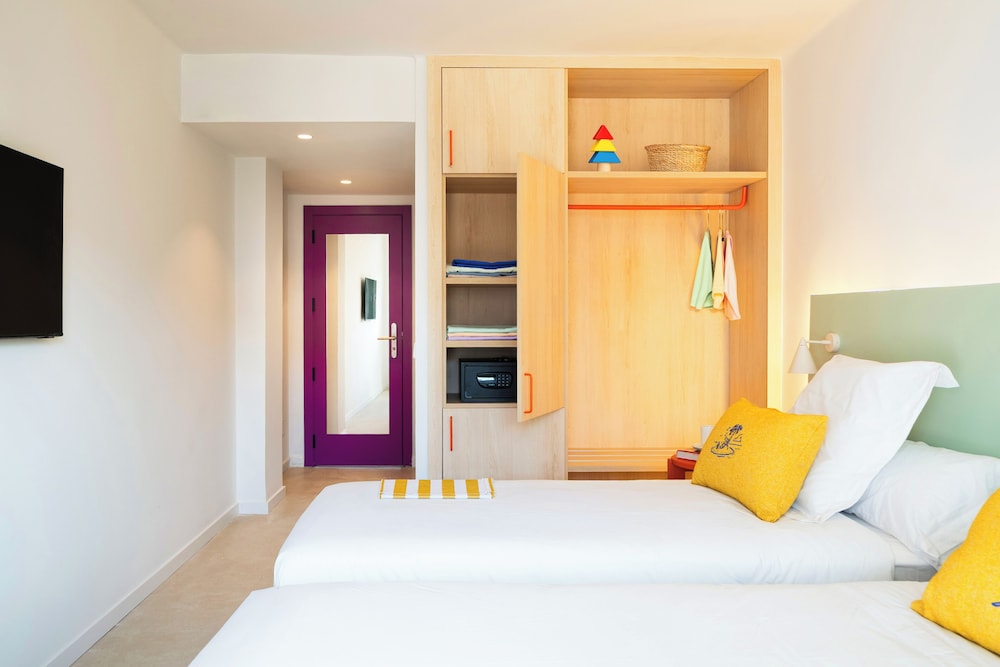Coral Star Hotel & Apartments — Hotel rooms in San Antonio, Balearic Islands