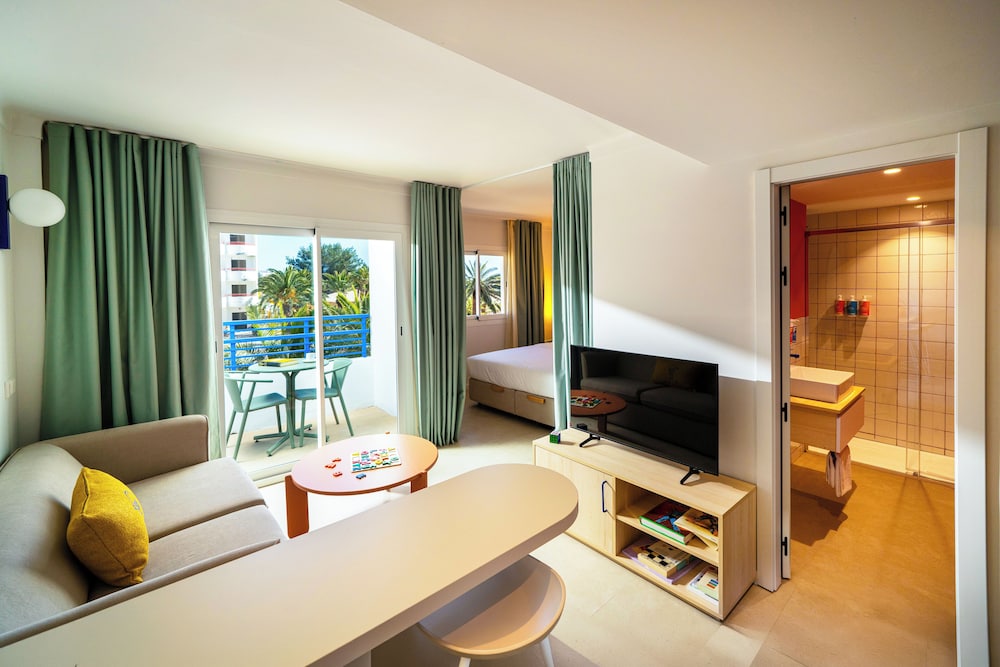 Coral Star Hotel & Apartments — Hotel rooms in San Antonio, Balearic Islands