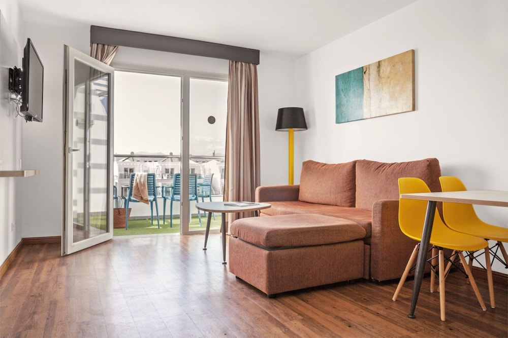 Hotel Plaza Palmeras — Hotel rooms in Puerto del Carmen, Canary Islands