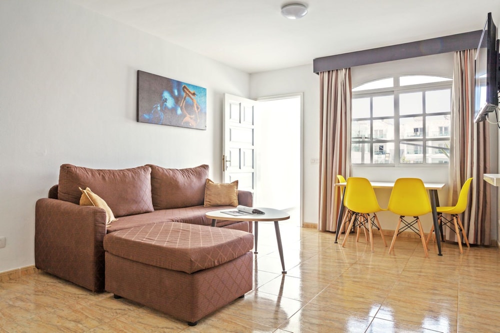 Hotel Plaza Palmeras — Hotel rooms in Puerto del Carmen, Canary Islands