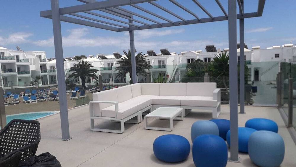Hotel Plaza Palmeras — Hotel building in Puerto del Carmen, Canary Islands