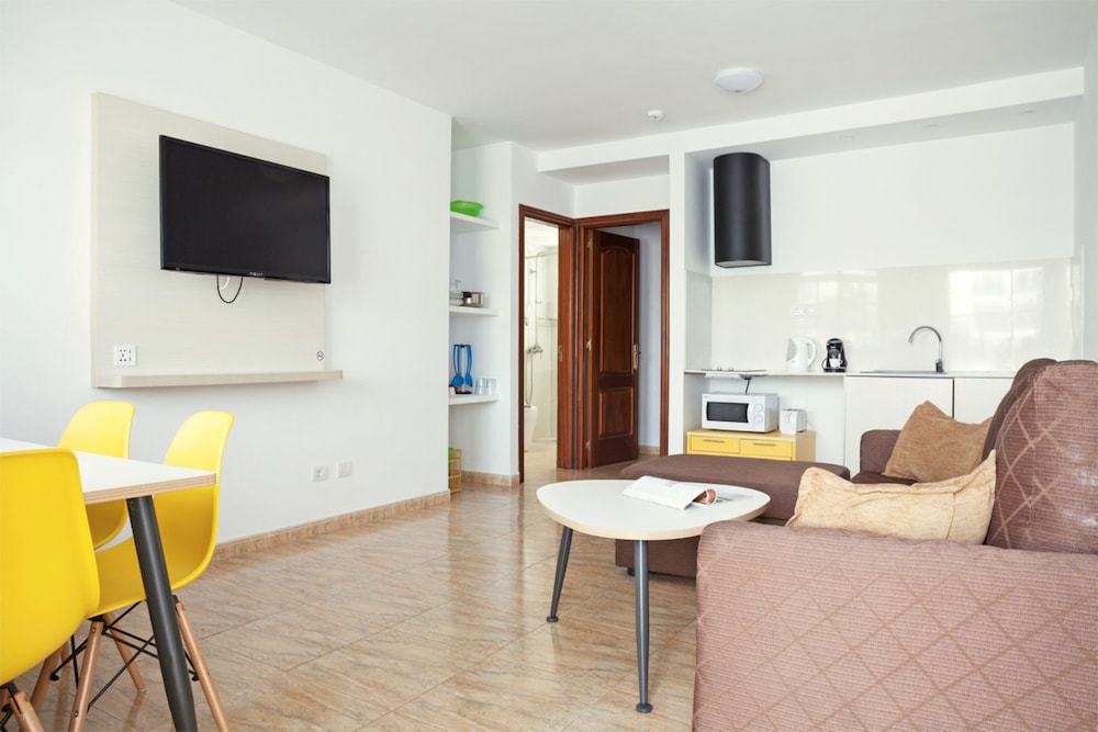 Hotel Plaza Palmeras — Hotel rooms in Puerto del Carmen, Canary Islands