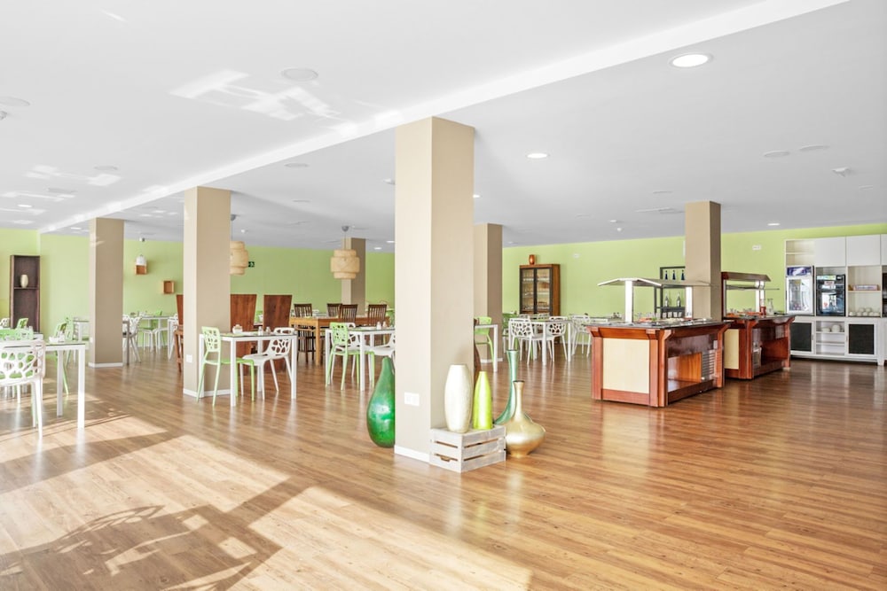 Hotel Plaza Palmeras — Restaurant & bars in Puerto del Carmen, Canary Islands