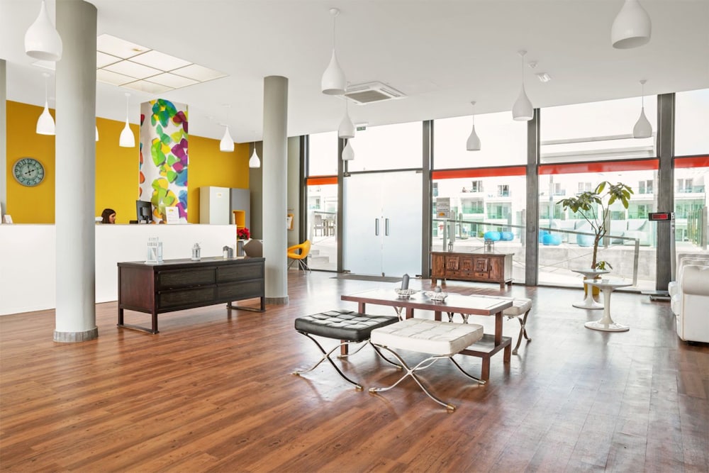 Hotel Plaza Palmeras — Hotel building in Puerto del Carmen, Canary Islands