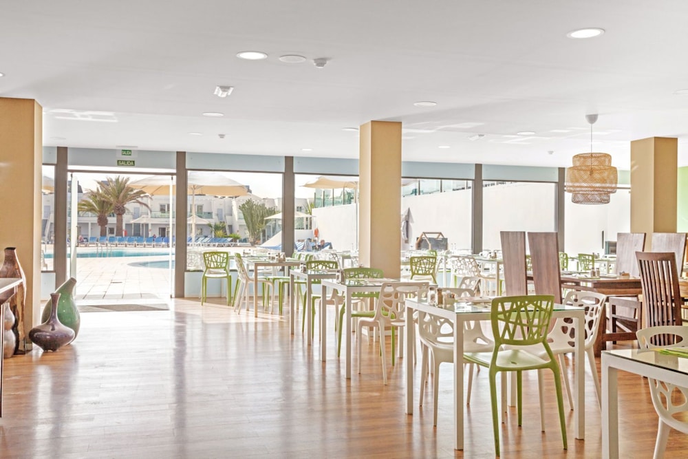 Hotel Plaza Palmeras — Restaurant & bars in Puerto del Carmen, Canary Islands
