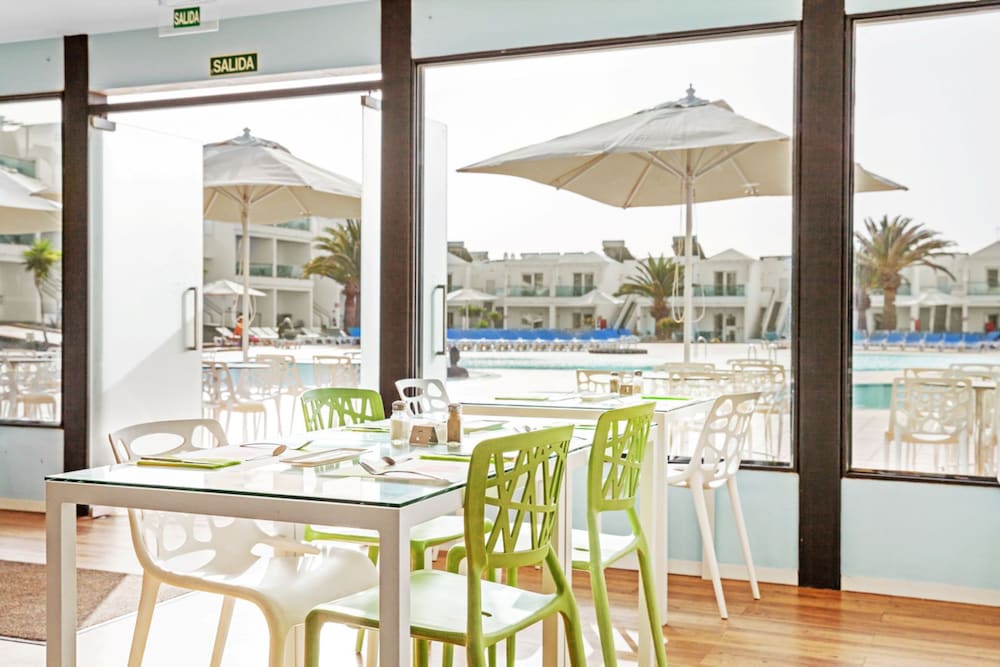 Hotel Plaza Palmeras — Restaurant & bars in Puerto del Carmen, Canary Islands