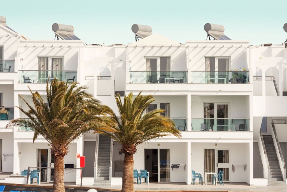 Hotel Plaza Palmeras — Hotel building in Puerto del Carmen, Canary Islands