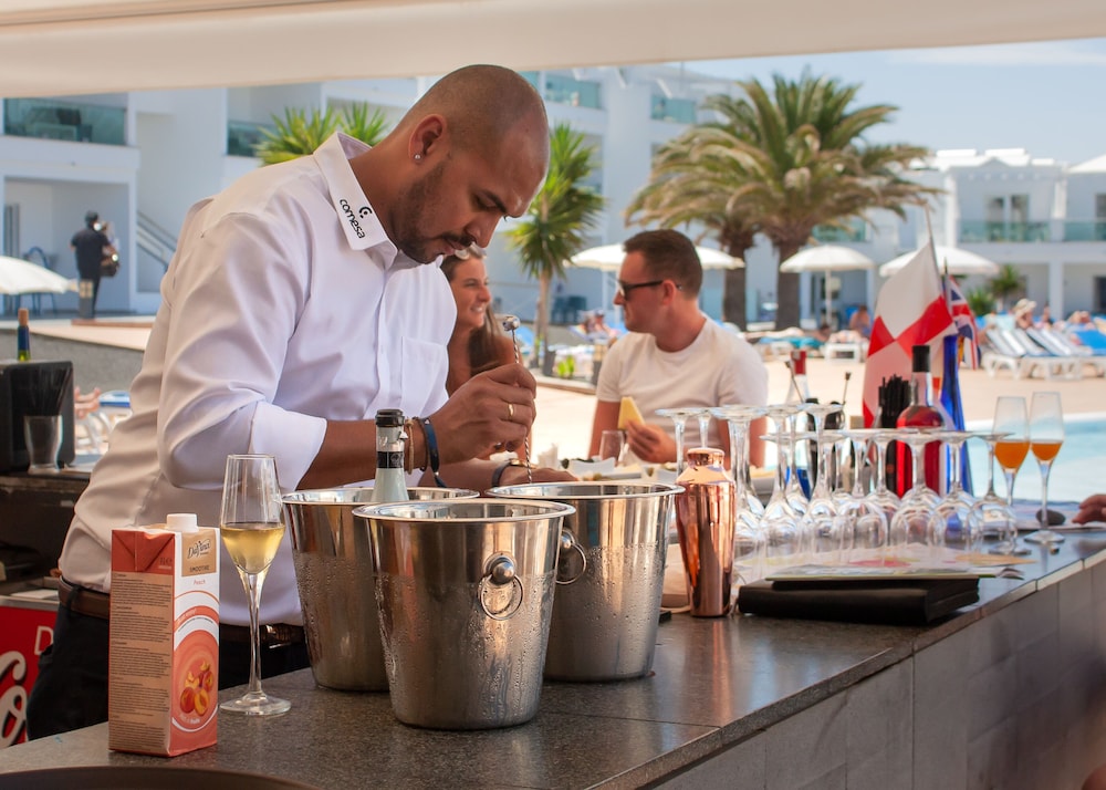 Hotel Plaza Palmeras — Restaurant & bars in Puerto del Carmen, Canary Islands