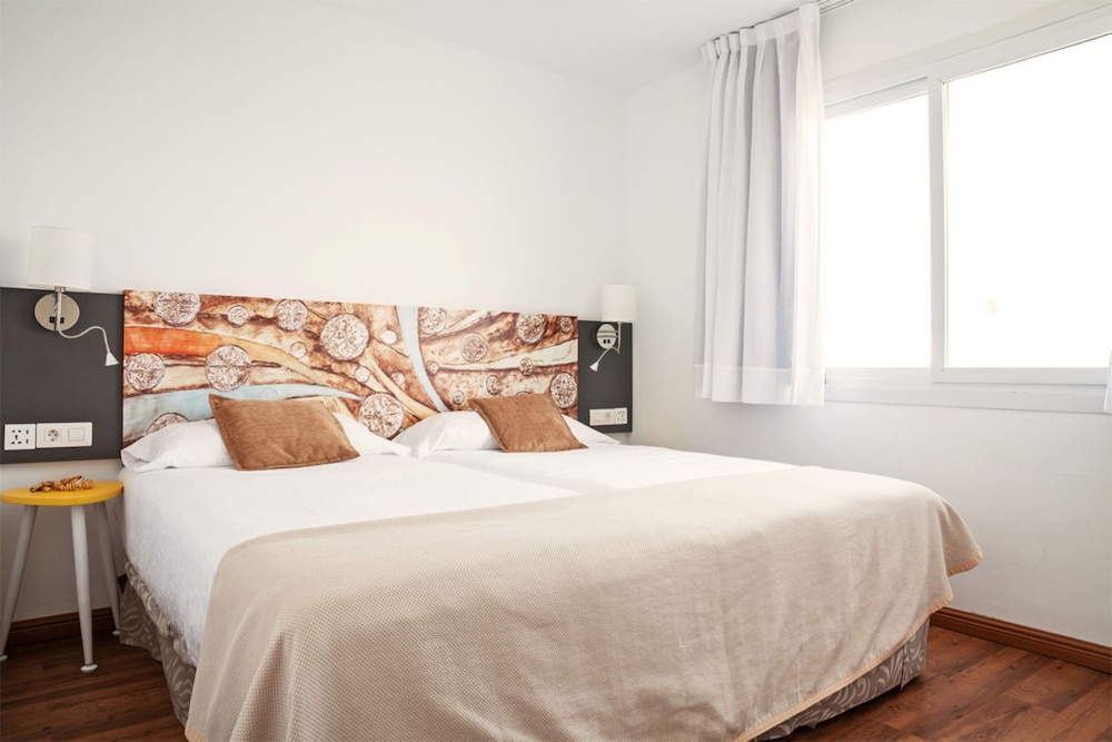 Hotel Plaza Palmeras — Hotel rooms in Puerto del Carmen, Canary Islands