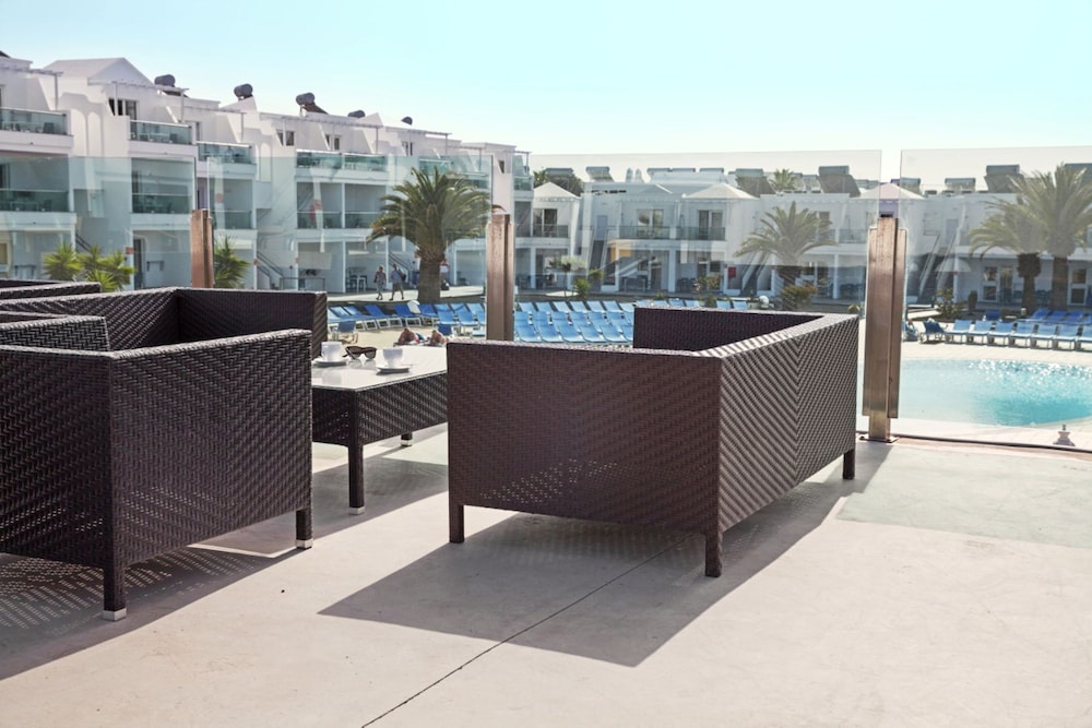 Hotel Plaza Palmeras — Restaurant & bars in Puerto del Carmen, Canary Islands